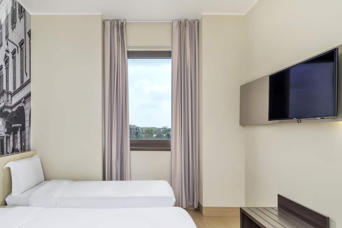 1 Schlafzimmer, Zimmersafe, Schreibtisch, laptopgeeigneter Arbeitsplatz