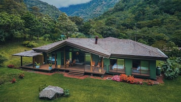 Family Villa, 3 Bedrooms, Hot Tub, Mountain View | 20 bedrooms, Egyptian cotton sheets, premium bedding, down duvets