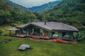 Family Villa, 3 Bedrooms, Hot Tub, Mountain View | 20 bedrooms, Egyptian cotton sheets, premium bedding, down comforters