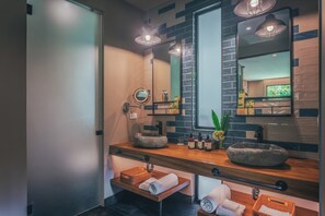 Luxury-Suite, 2 Schlafzimmer, Whirlpool, Flussblick | Badezimmer