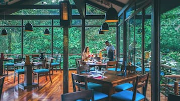 供應早餐、午餐、晚餐;多國菜;園景