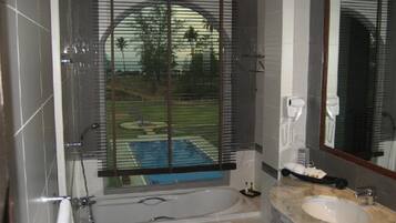 Deluxe Room | Bathroom | Separate tub and shower, towels