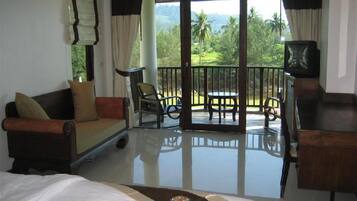 Deluxe Room | Minibar, in-room safe, blackout drapes, iron/ironing board