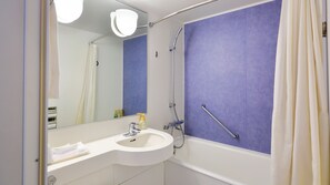 Haartrockner, Hausschuhe, Toilette mit elektrischem Bidet, Handtücher