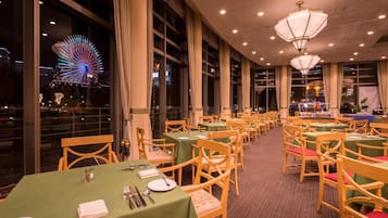 供應午餐及晚餐;法國菜