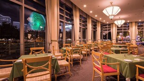 供应午餐和晚餐，法国菜