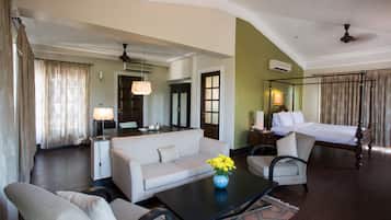 Suite Grand, 1 cama de matrimonio, vistas al patio | Sala de estar | Televisión LCD de 32 pulgadas con canales digitales, una televisión