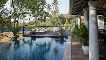 Indoor pool, 2 outdoor pools