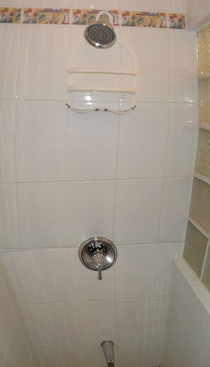 Bathroom shower - Michelo Suites (Placencia)