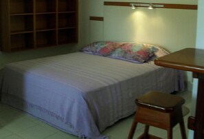 Premium bedding, pillowtop beds, in-room safe, individually furnished - Michelo Suites (Placencia)