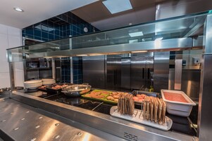 Café da manhã com buffet grátis todos os dias