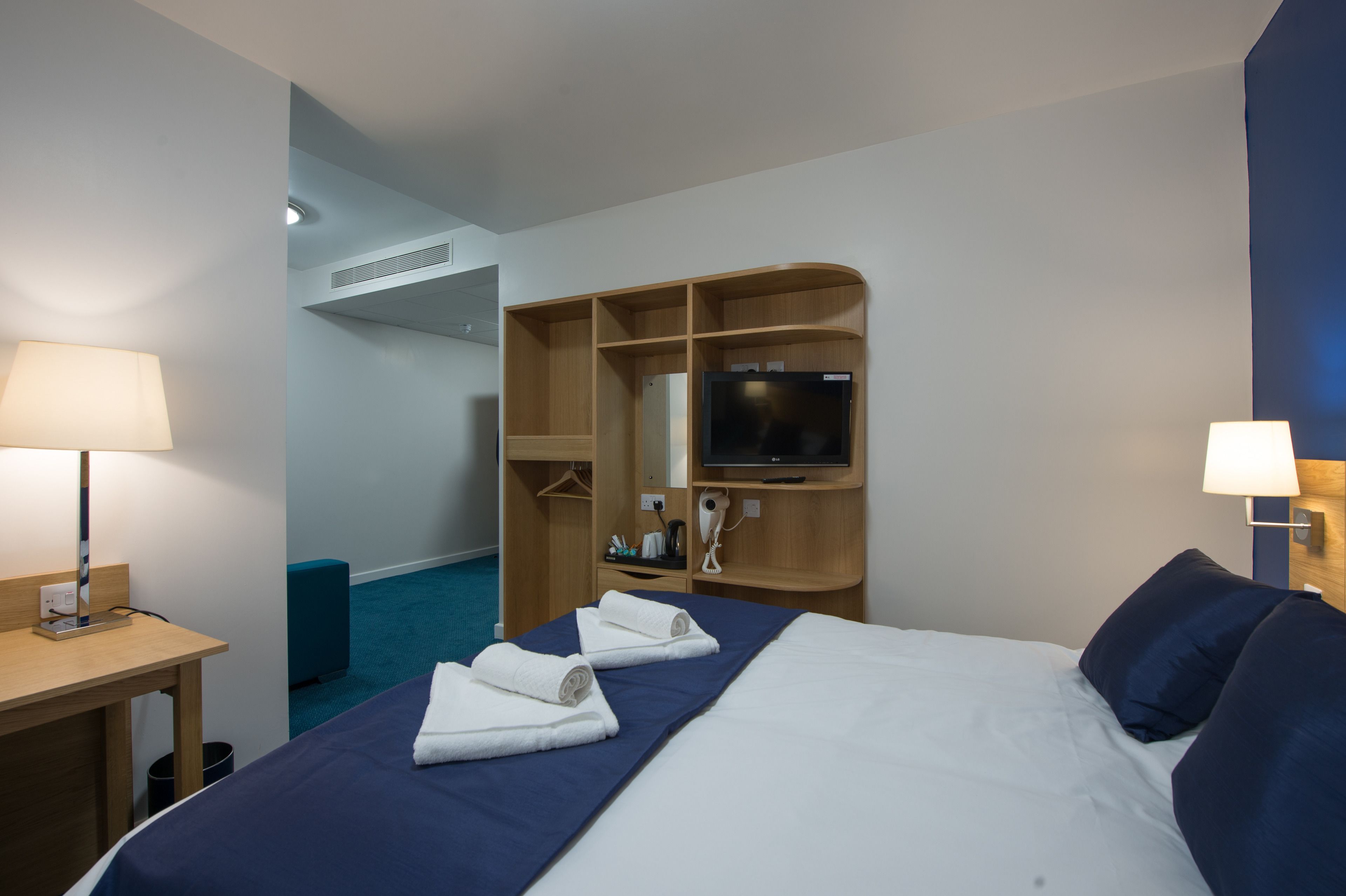 مكتب وواي فاي مجانًا وملاءات أسرّة