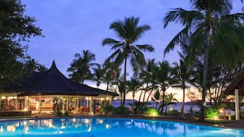 Outdoor pool, pool umbrellas, sun loungers