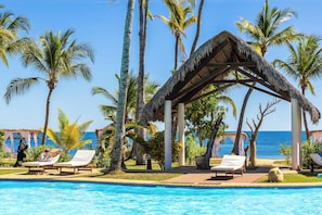 Piscina externa, guarda-sóis, espreguiçadeiras