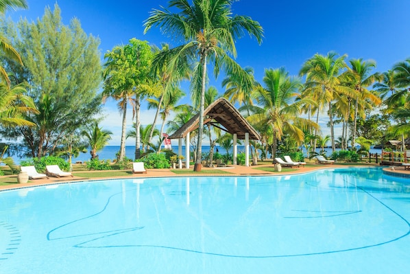 Kolam renang outdoor, dengan payung kolam renang dan kursi berjemur