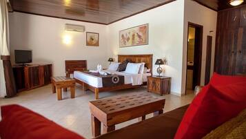 Minibar, safe på rommet, skrivebord og sengetøy