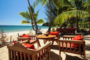 2 bars/lounges, poolside bar, beach bar