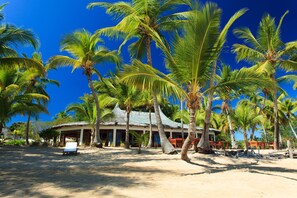 Private beach, white sand, sun-loungers, beach towels - VOI Amarina Resort (Nosy Be)
