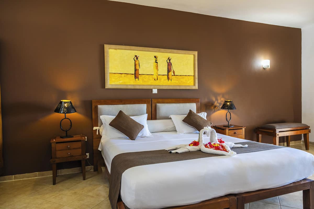 Minibar, in-room safe, desk, bed sheets