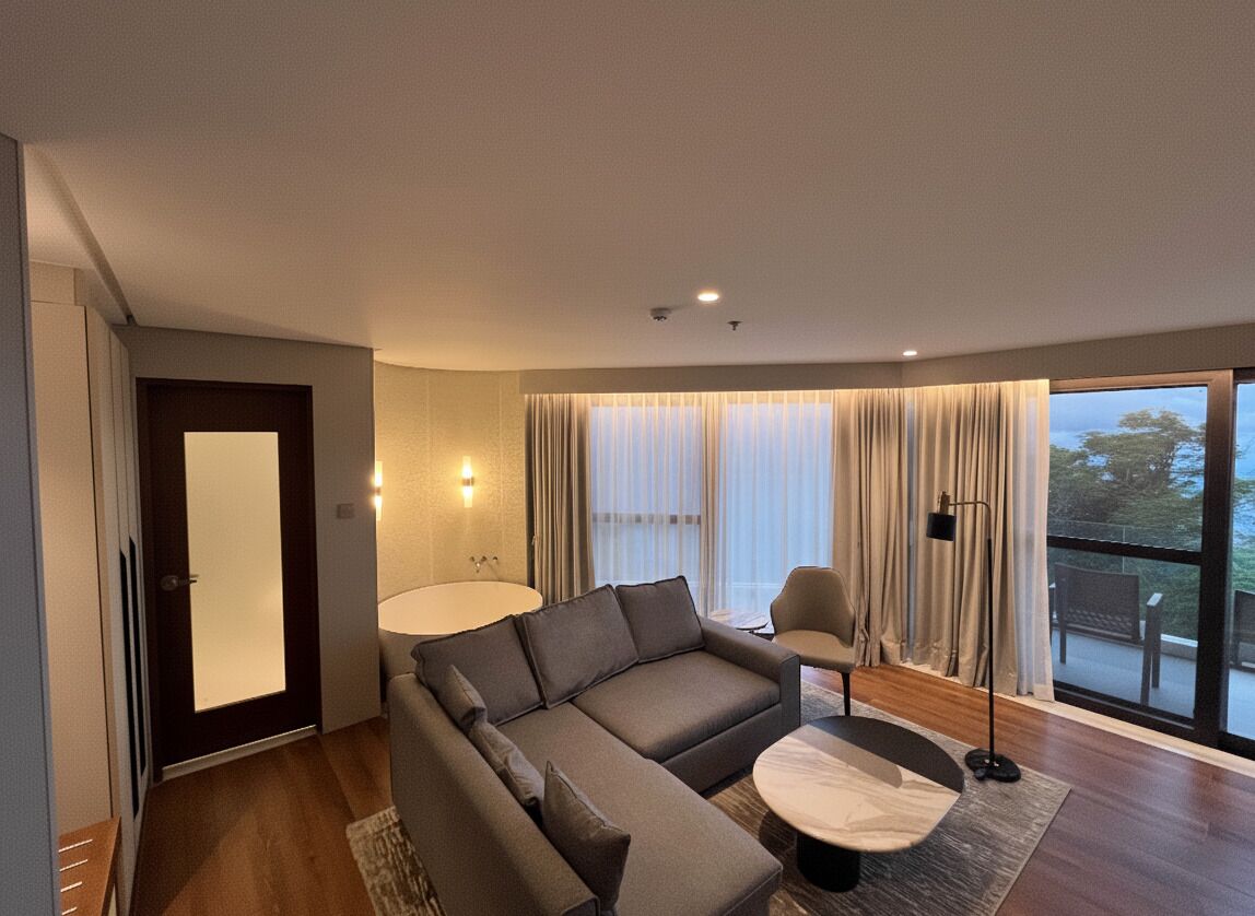 Panoramic suite Room | 각각 다른 스타일의 인테리어, 각각 다르게 가구 비치, 책상, 노트북 작업 공간