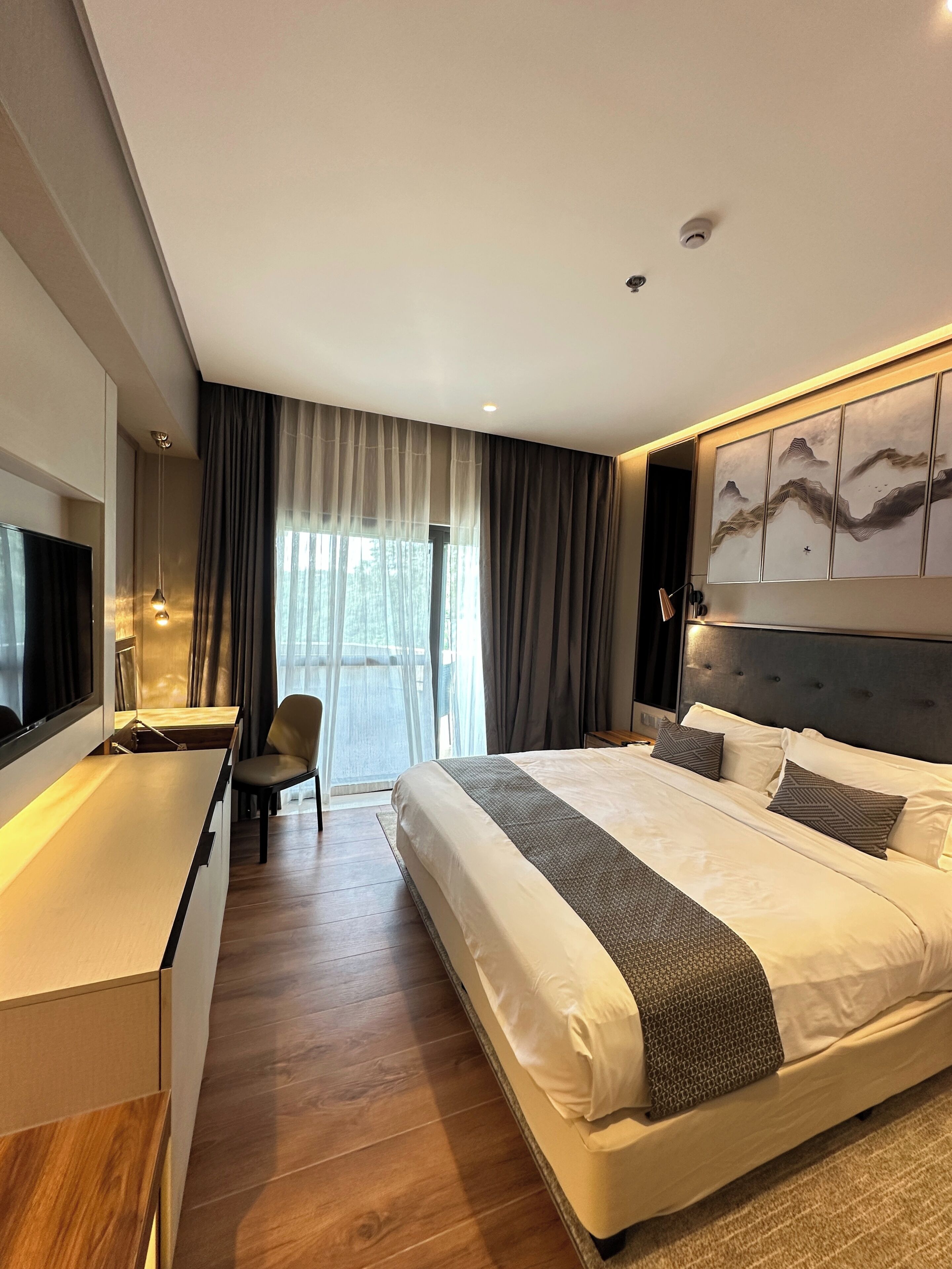 럭셔리룸 | 각각 다른 스타일의 인테리어, 각각 다르게 가구 비치, 책상, 노트북 작업 공간