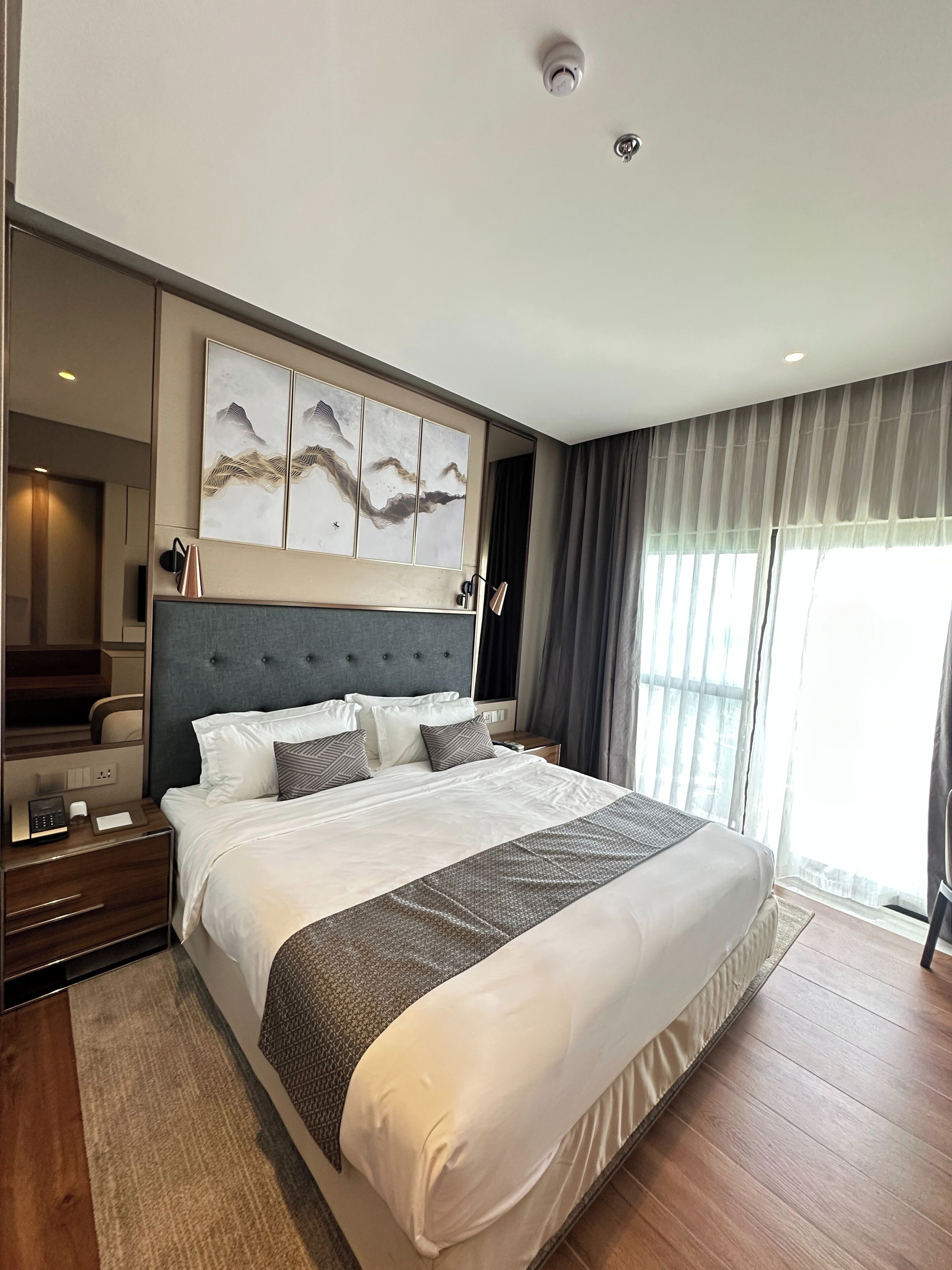 럭셔리룸, 호수 전망 | 각각 다른 스타일의 인테리어, 각각 다르게 가구 비치, 책상, 노트북 작업 공간