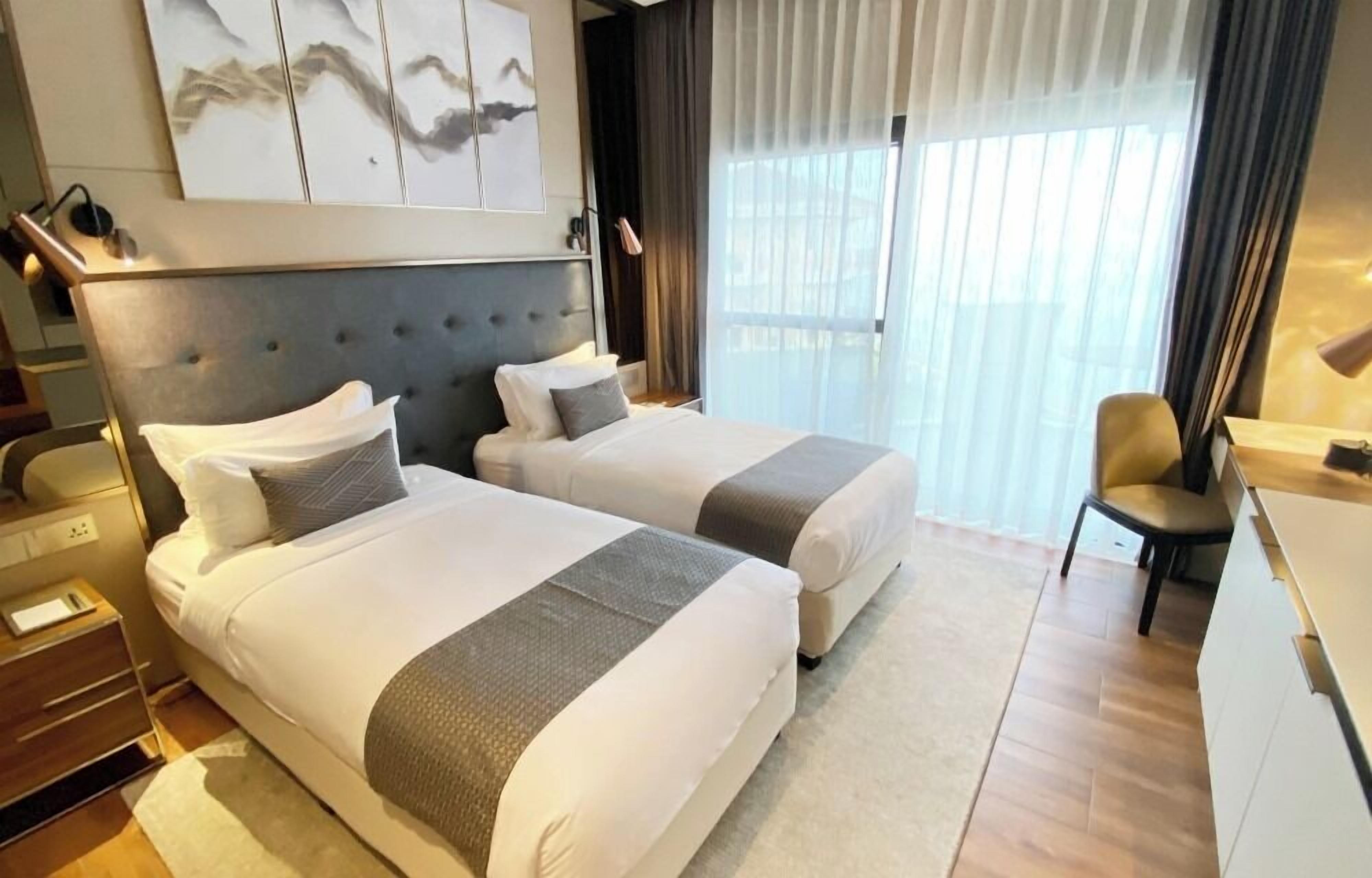 프리미어룸, 호수 전망 | 각각 다른 스타일의 인테리어, 각각 다르게 가구 비치, 책상, 노트북 작업 공간