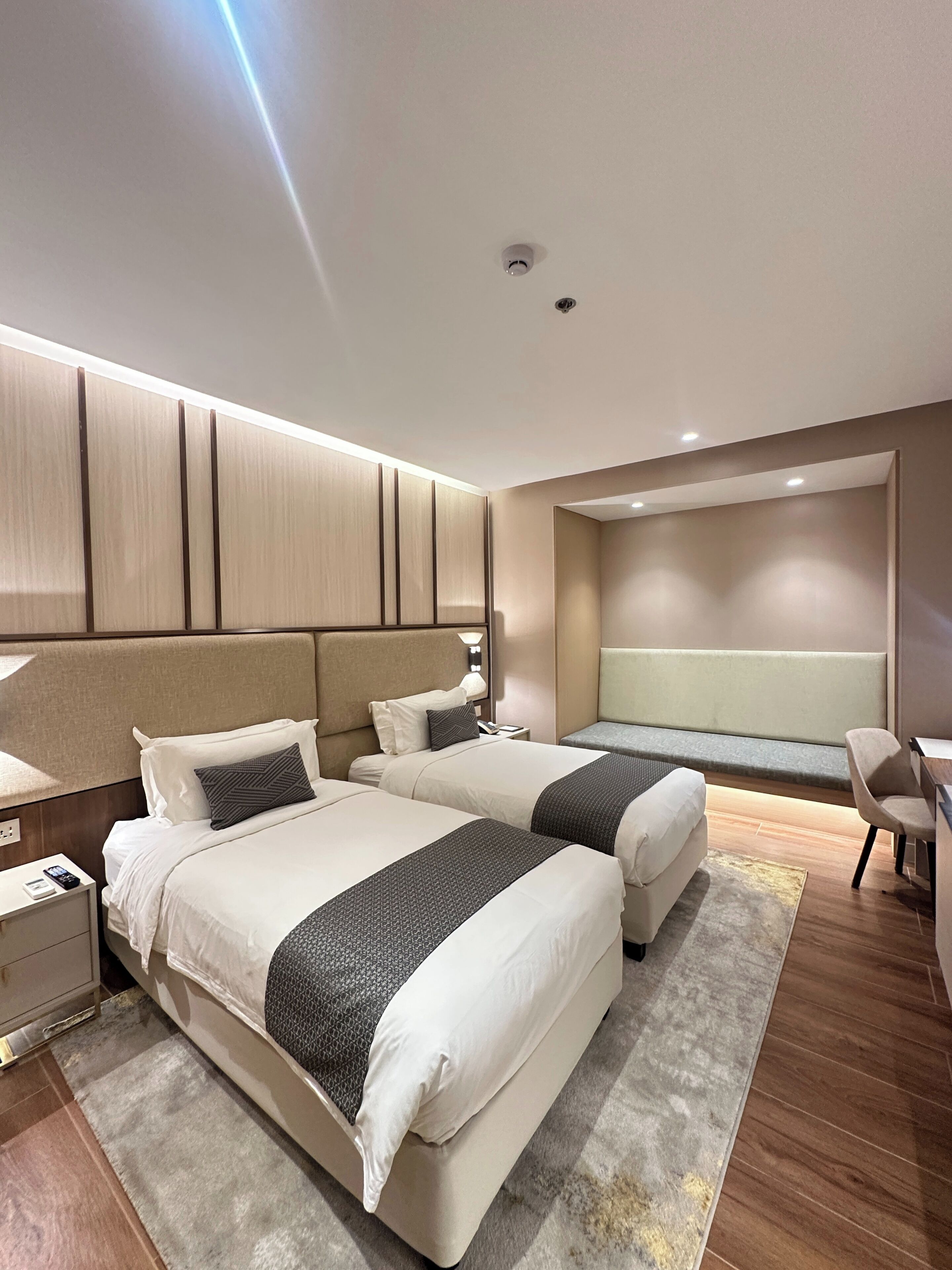 클래식룸, 창문 없음 | 각각 다른 스타일의 인테리어, 각각 다르게 가구 비치, 책상, 노트북 작업 공간