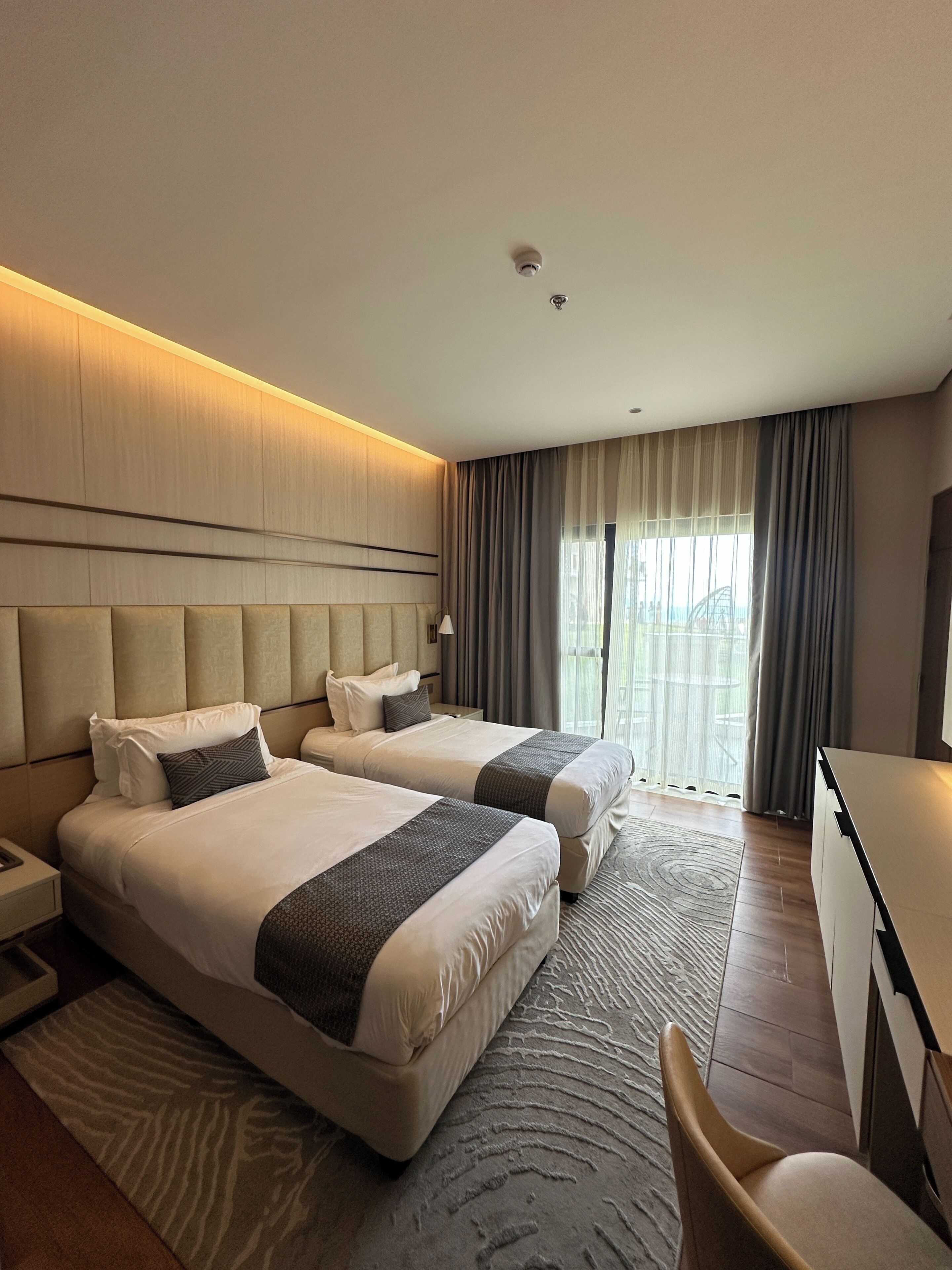 프리미어룸 (Garden) | 각각 다른 스타일의 인테리어, 각각 다르게 가구 비치, 책상, 노트북 작업 공간