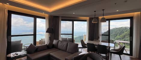 Executive Suite Room | Living area