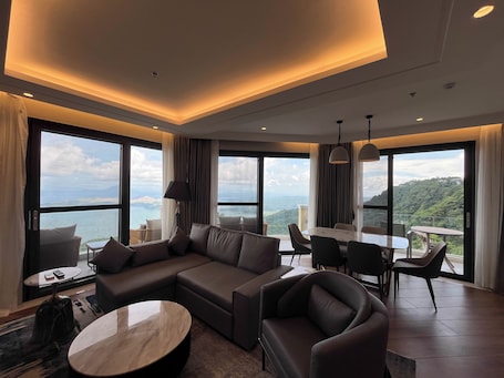Executive Suite Room | Wohnbereich | 32-Zoll-LCD-Fernseher mit Kabelempfang, Fernseher. The Lake Hotel Tagaytay