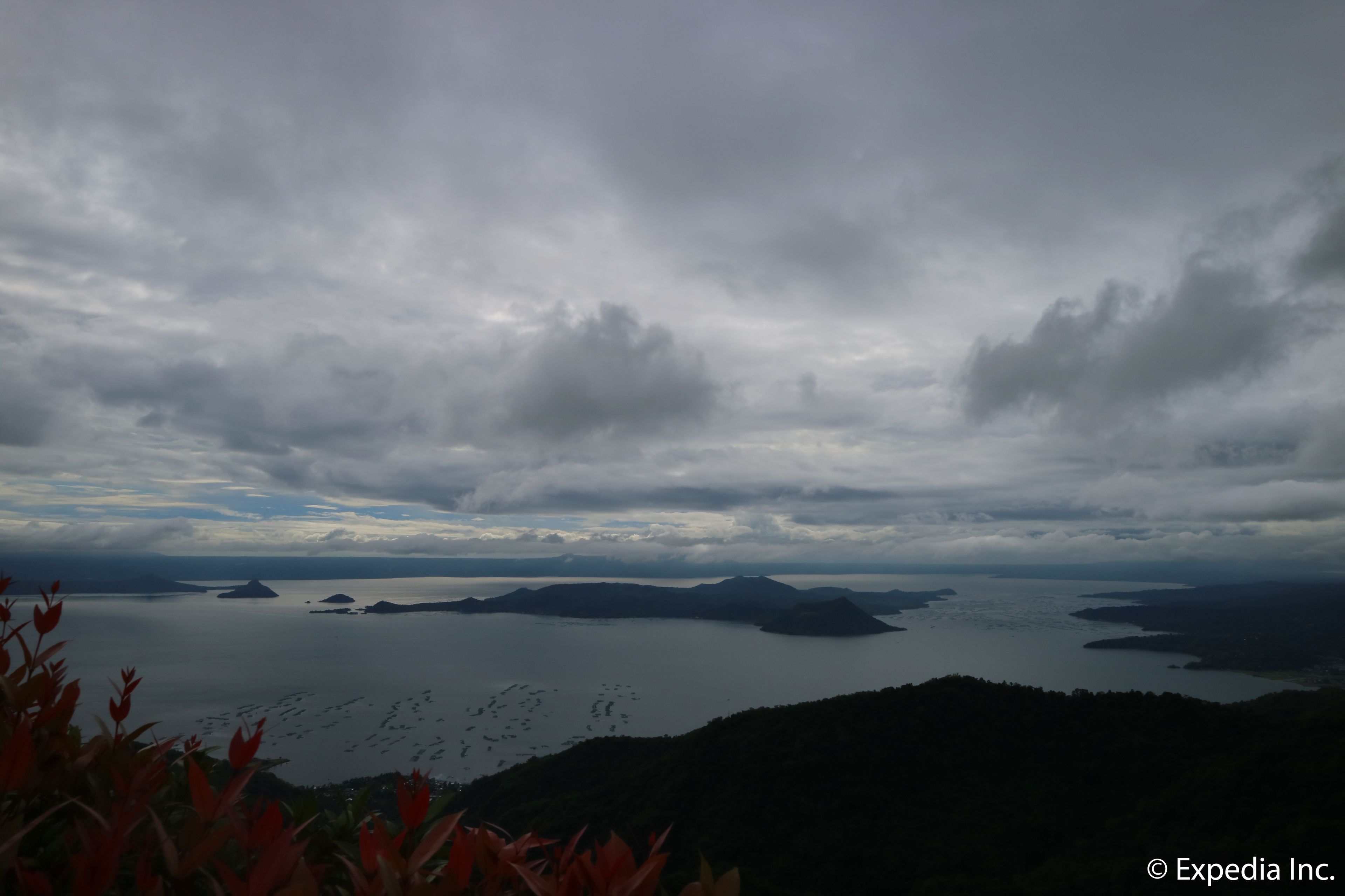 Vista panorámica de un paisaje costero con una masa de agua, islas y cielo nublado.
