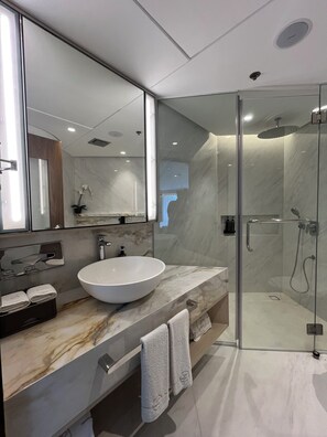 Panoramic suite Room | Bathroom - The Lake Hotel Tagaytay (Tagaytay)