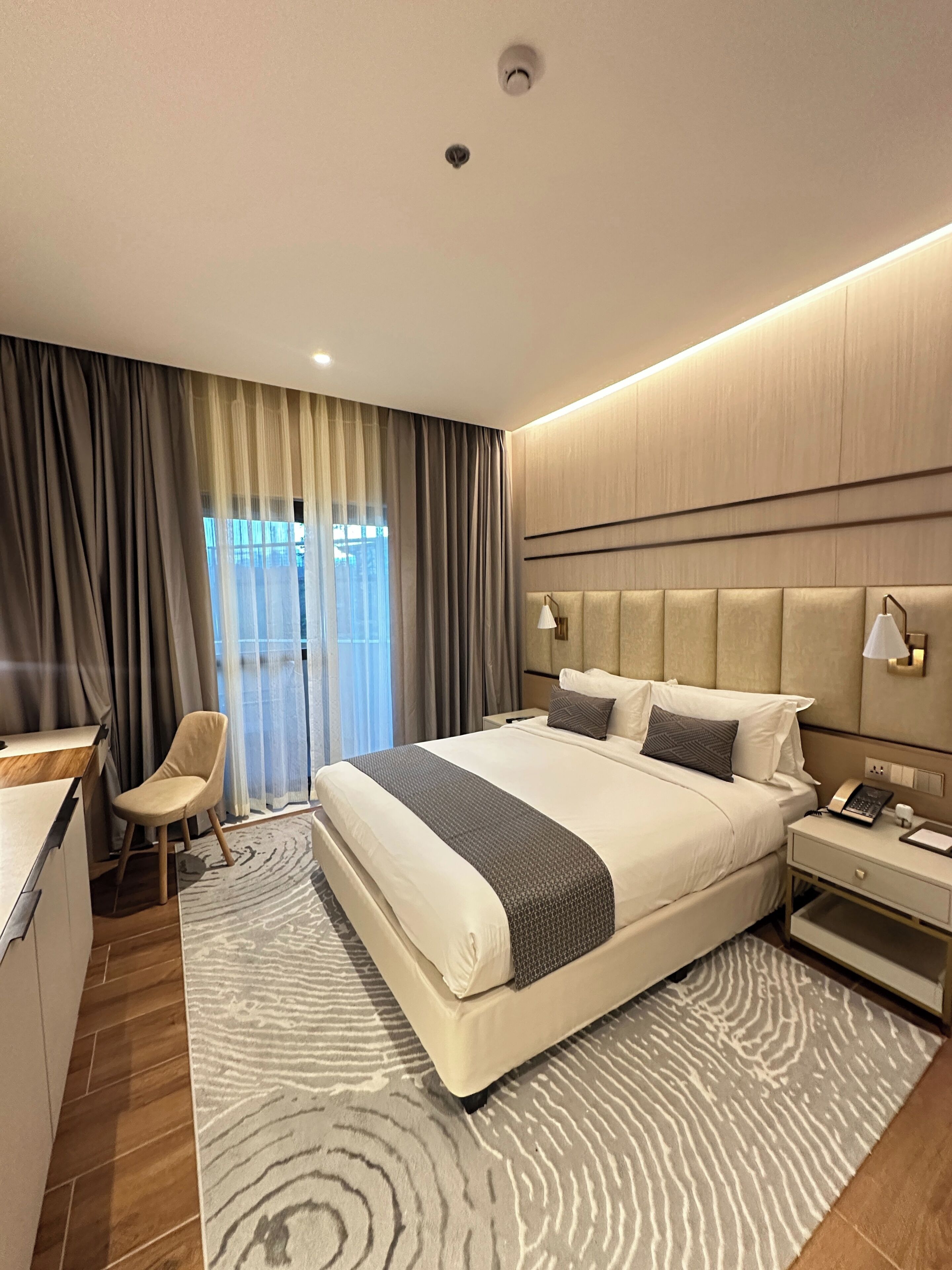 프리미어룸 | 각각 다른 스타일의 인테리어, 각각 다르게 가구 비치, 책상, 노트북 작업 공간