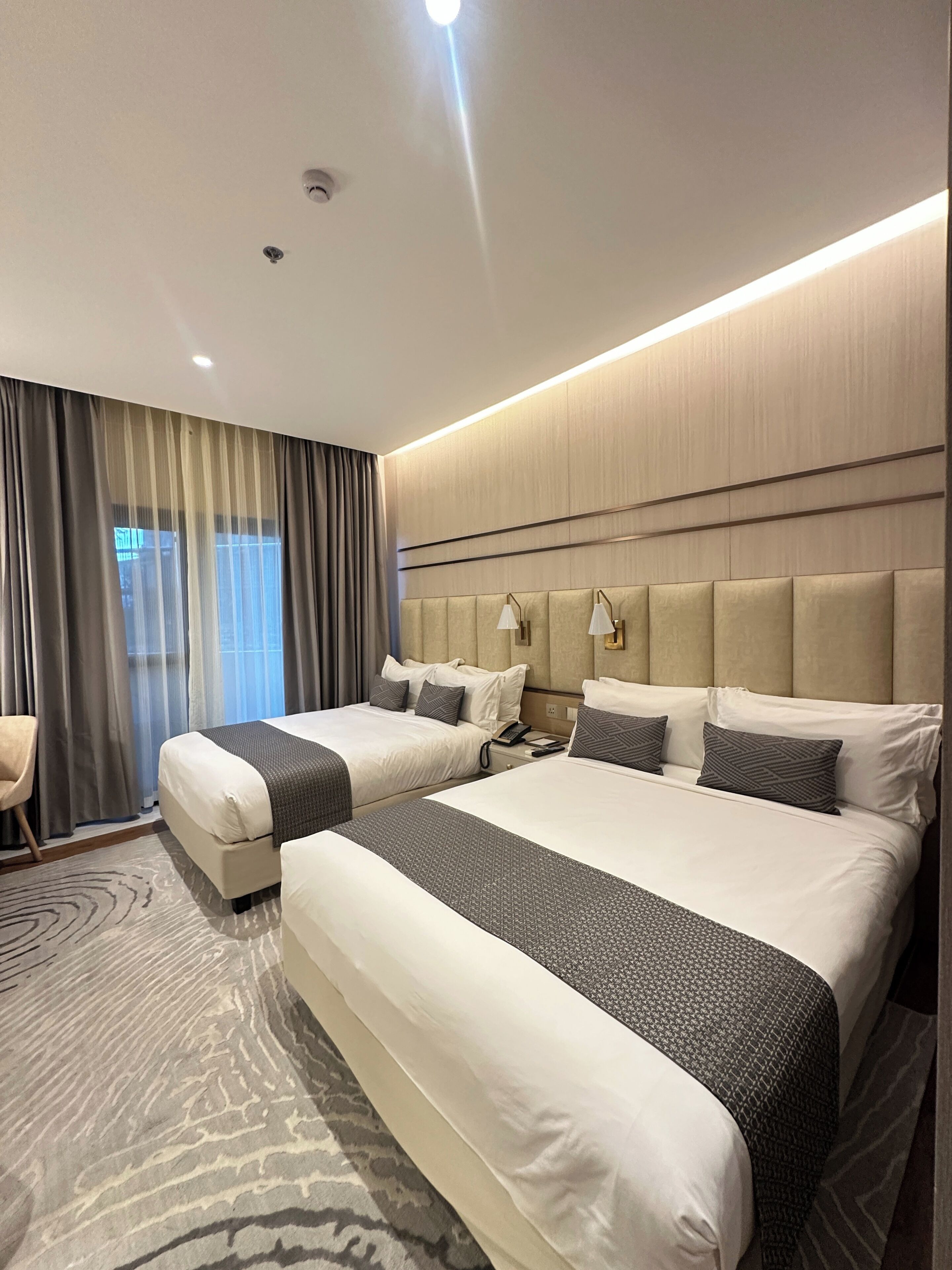 프리미어룸 (Family) | 각각 다른 스타일의 인테리어, 각각 다르게 가구 비치, 책상, 노트북 작업 공간