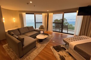 Panoramic suite Room | Zona de estar | Televisión LCD de 32 pulgadas con canales por cable, una televisión