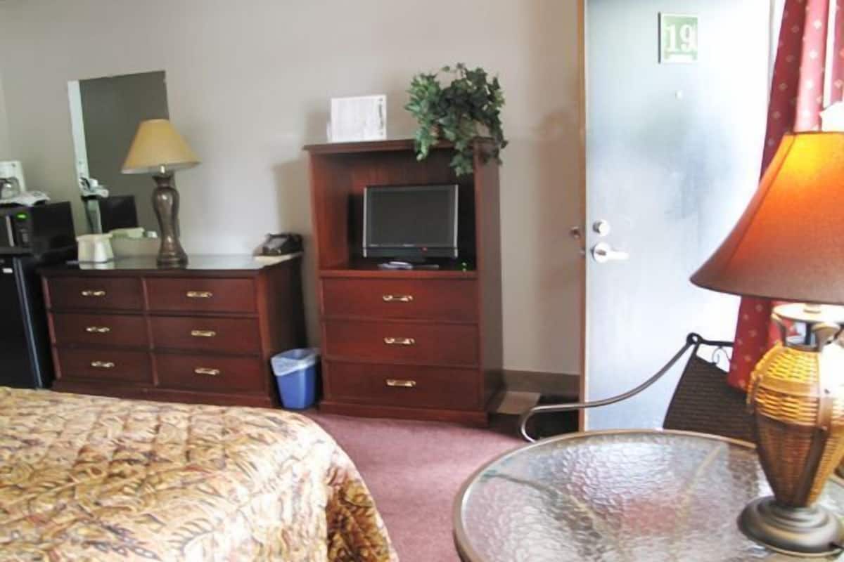 Standard Room, 1 Queen Bed | Cots/infant beds, rollaway beds, free WiFi