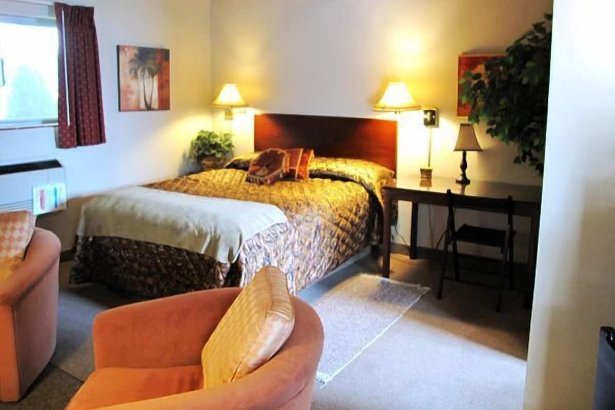 Standard Suite, 1 Queen Bed | Cots/infant beds, rollaway beds, free WiFi