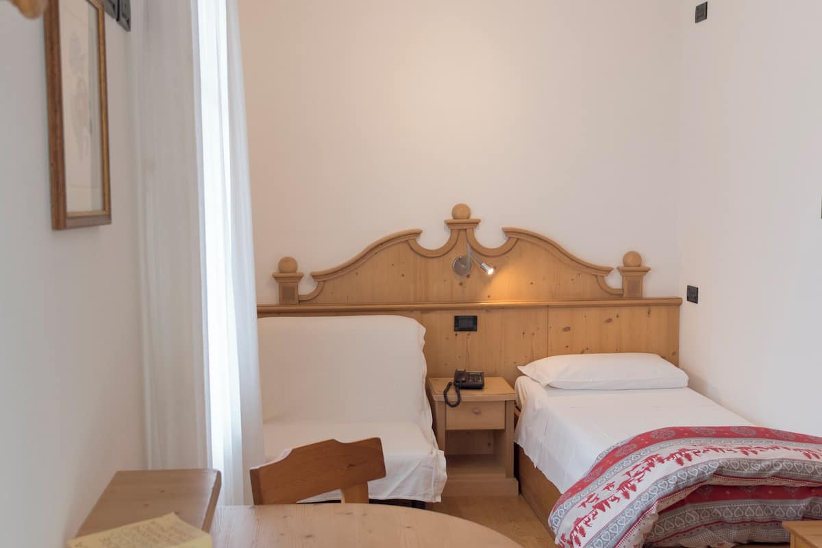 Kamar Double atau Twin Klasik | Selimut bulu angsa, brankas, meja kerja, dan tirai kedap cahaya