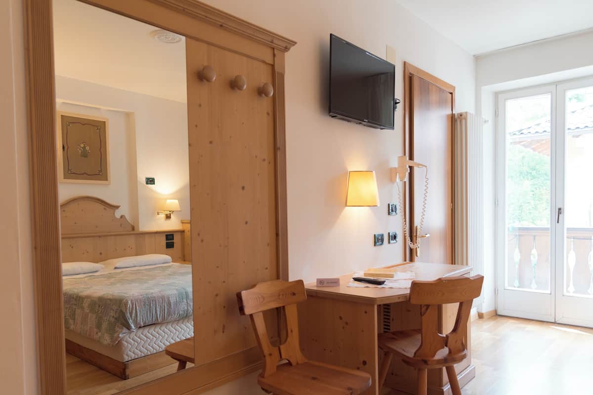 Kamar Triple Klasik, 1 kamar tidur | Selimut bulu angsa, brankas, meja kerja, dan tirai kedap cahaya