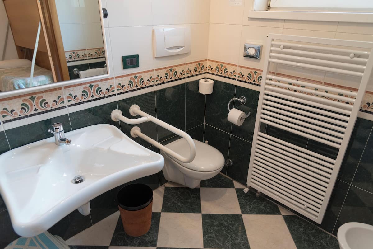 Kamar Triple Klasik, 1 kamar tidur | Kamar mandi | Perlengkapan mandi gratis, pengering rambut, kloset, dan handuk