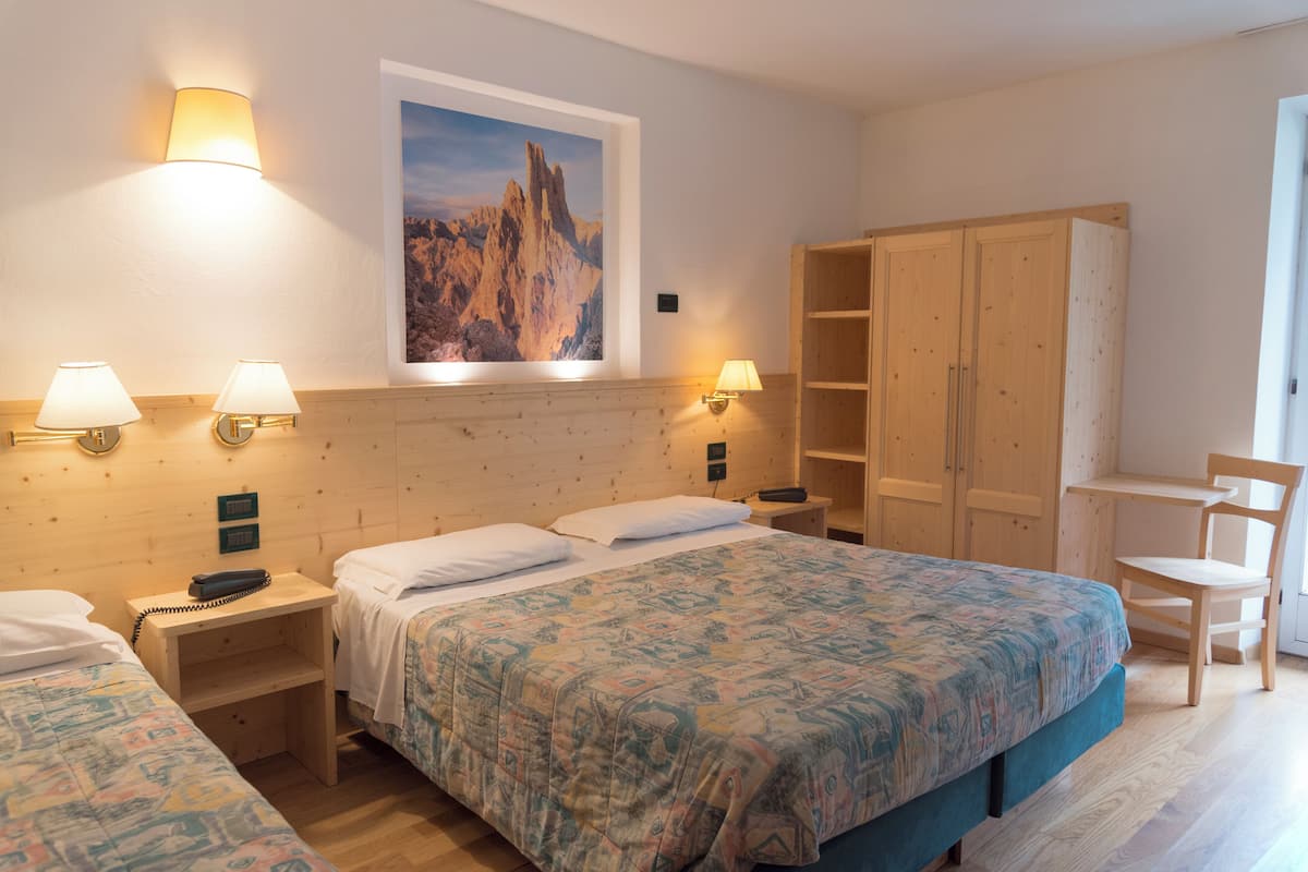 Suite | Selimut bulu angsa, brankas, meja kerja, dan tirai kedap cahaya