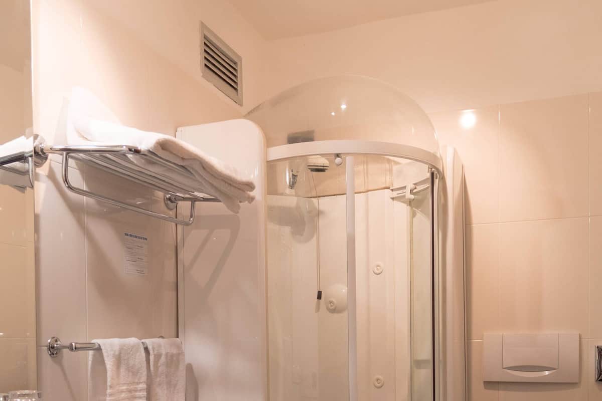 Perlengkapan mandi gratis, pengering rambut, kloset, dan handuk