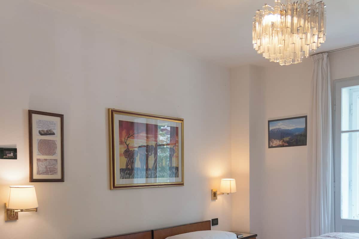 Kamar Double atau Twin Klasik | Selimut bulu angsa, brankas, meja kerja, dan tirai kedap cahaya