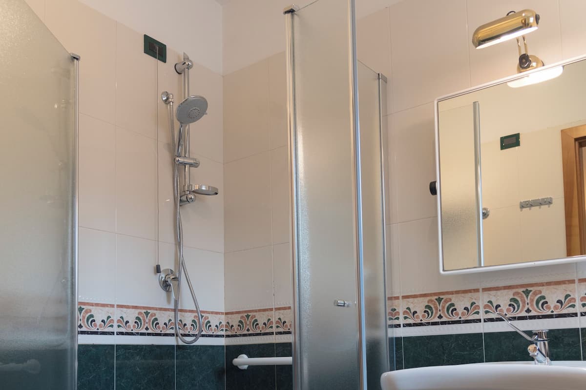 Kamar Triple Klasik, 1 kamar tidur | Kamar mandi | Perlengkapan mandi gratis, pengering rambut, kloset, dan handuk