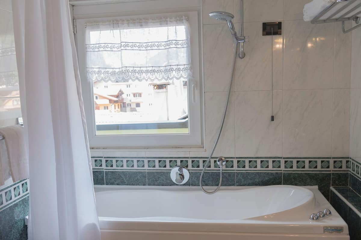 Perlengkapan mandi gratis, pengering rambut, kloset, dan handuk