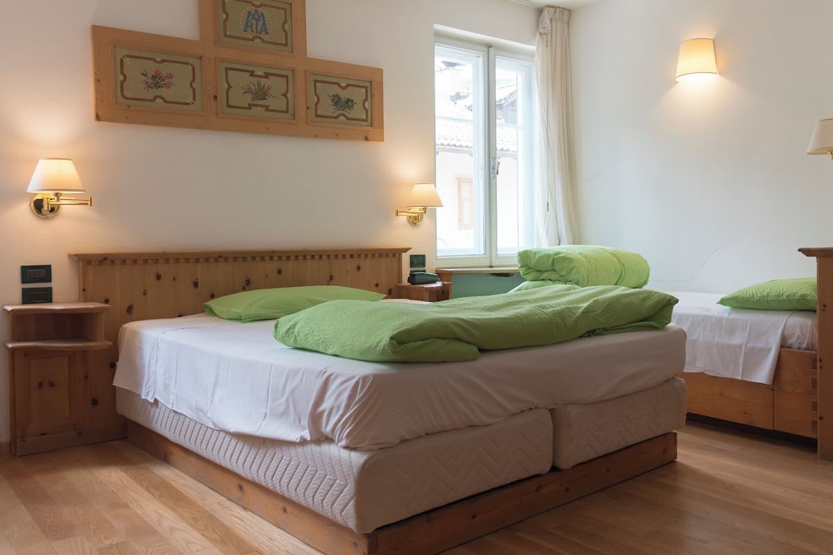 Suite | Selimut bulu angsa, brankas, meja kerja, dan tirai kedap cahaya