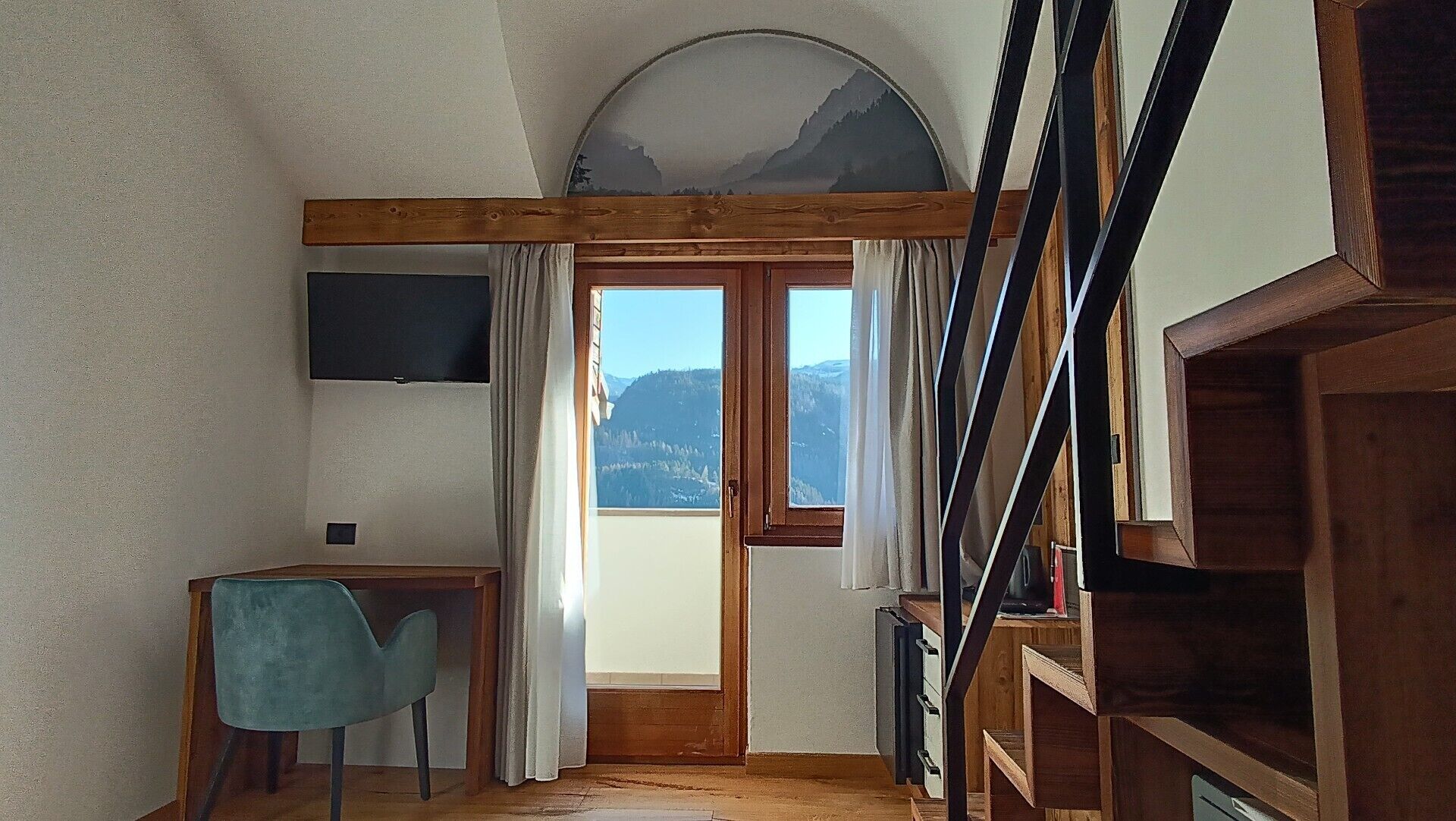 superior double room single use | 1 bedroom, minibar, in-room safe, desk