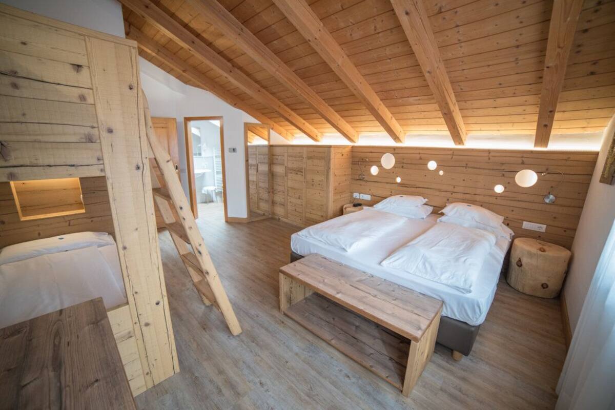 superior room (plus) | 1 bedroom, minibar, in-room safe, desk