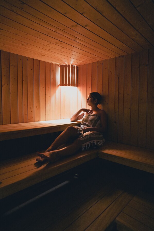 Sauna, hot tub, Turkish bath/hammam, body treatments